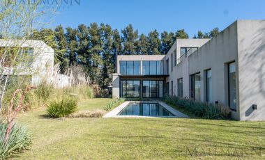 Casa en Venta 4 Dorms en Suite sobre la laguna con pileta en Pilará