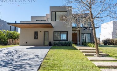 Casa en Venta 4 Dorms en Suite sobre la laguna con pileta en Pilará