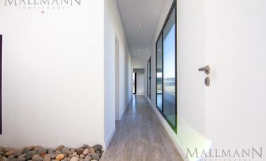 Casa en Venta 4 Dorms en Suite sobre la laguna con pileta en Pilará