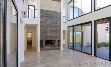 Casa en Venta 4 Dorms en Suite sobre la laguna con pileta en Pilará