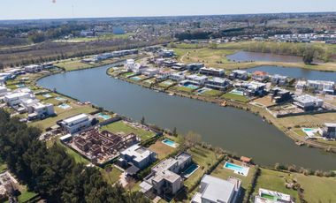 Casa en Venta 4 Dorms en Suite sobre la laguna con pileta en Pilará