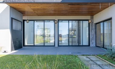 Casa en Venta 4 Dorms en Suite sobre la laguna con pileta en Pilará