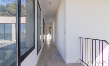 Casa en Venta 4 Dorms en Suite sobre la laguna con pileta en Pilará