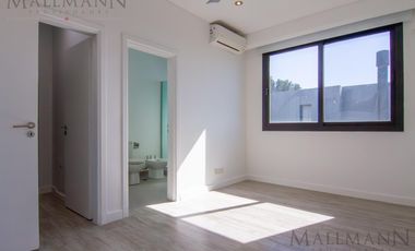 Casa en Venta 4 Dorms en Suite sobre la laguna con pileta en Pilará