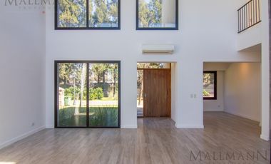 Casa en Venta 4 Dorms en Suite sobre la laguna con pileta en Pilará