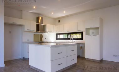 Casa en Venta 4 Dorms en Suite sobre la laguna con pileta en Pilará