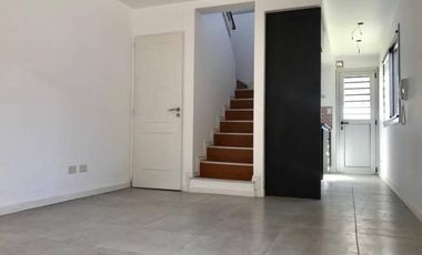 Excelente unidad duplex tres ambientes con patio y garaje