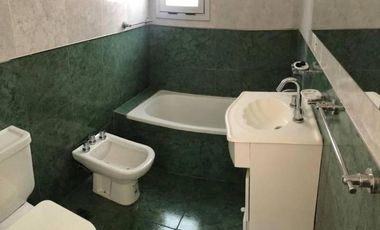 Excelente unidad duplex tres ambientes con patio y garaje