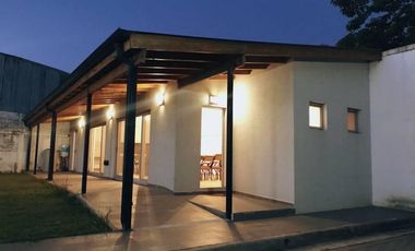 Excelente unidad duplex tres ambientes con patio y garaje