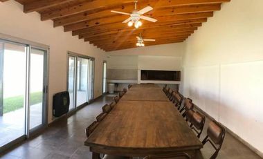 Excelente unidad duplex tres ambientes con patio y garaje