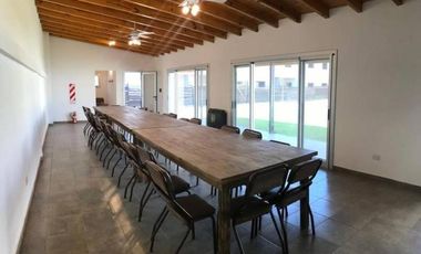 Excelente unidad duplex tres ambientes con patio y garaje