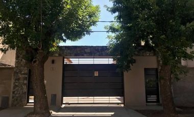 Excelente unidad duplex tres ambientes con patio y garaje