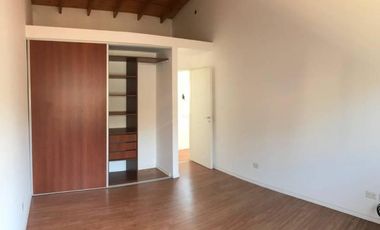 Excelente unidad duplex tres ambientes con patio y garaje