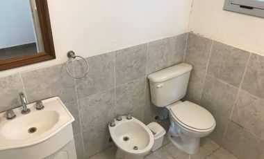 Excelente unidad duplex tres ambientes con patio y garaje