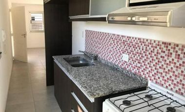 Excelente unidad duplex tres ambientes con patio y garaje