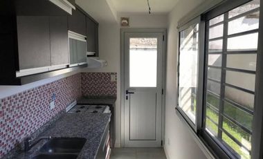 Excelente unidad duplex tres ambientes con patio y garaje