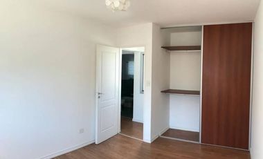 Excelente unidad duplex tres ambientes con patio y garaje