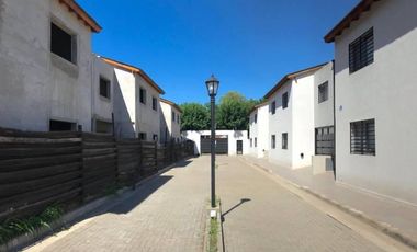 Excelente unidad duplex tres ambientes con patio y garaje