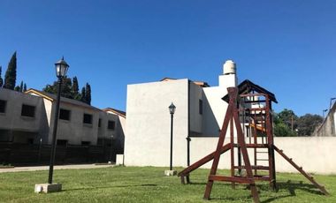 Excelente unidad duplex tres ambientes con patio y garaje