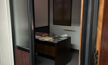 Oficina en primer piso por escelara en excelente ubicación