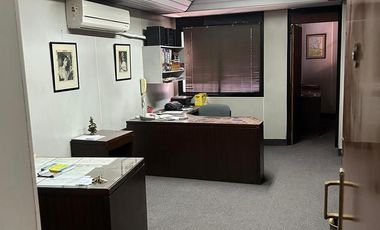 Oficina en primer piso por escelara en excelente ubicación