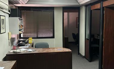 Oficina en primer piso por escelara en excelente ubicación