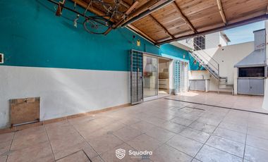 Casa de 2 dormitorios con Patio, Quincho y Cochera