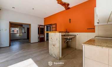 Casa de 2 dormitorios con Patio, Quincho y Cochera