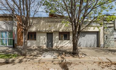 Casa de 2 dormitorios con Patio, Quincho y Cochera