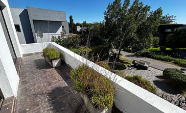 Casa en 2 Plantas con Piscina a la venta en Fincas de Iraola  Dos ALQUILADA