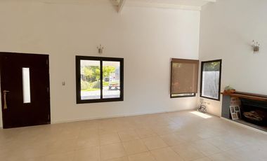 Casa en 2 Plantas con Piscina a la venta en Fincas de Iraola  Dos ALQUILADA