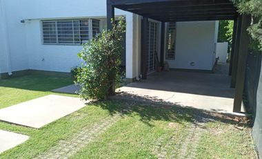 Venta Casa de Dos Dormitorios. Piscina, Funes