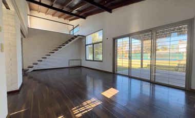 Venta Casa de Dos Dormitorios. Piscina, Funes