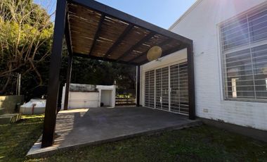 Venta Casa de Dos Dormitorios. Piscina, Funes