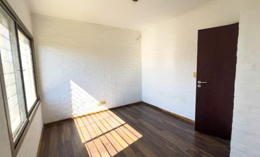 Venta Casa de Dos Dormitorios. Piscina, Funes