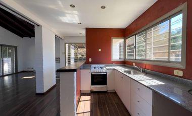 Venta Casa de Dos Dormitorios. Piscina, Funes