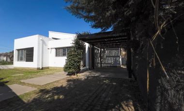 Venta Casa de Dos Dormitorios. Piscina, Funes