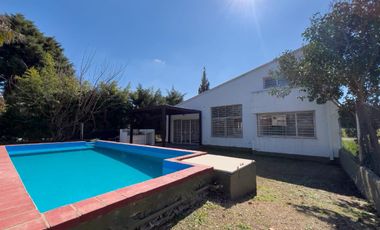 Venta Casa de Dos Dormitorios. Piscina, Funes