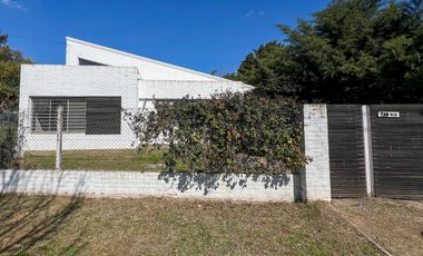 Venta Casa de Dos Dormitorios. Piscina, Funes