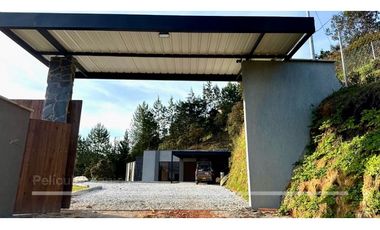 VENTA DE FINCA NUEVA EN GUARNE A 500mt DE LA AUTOPISTA