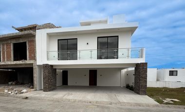 CASA EN VENTA EN BLVD PRINCIPAL EN LOMAS DEL DORADO