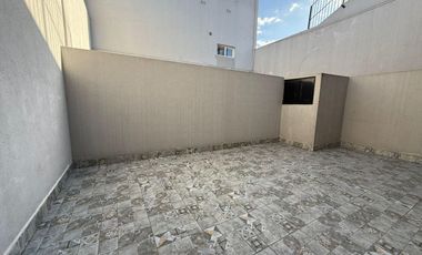 Departamento en  alquiler de 3 ambientes con patio en excelente estado - Wilde