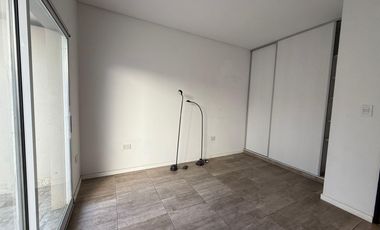 Departamento en  alquiler de 3 ambientes con patio en excelente estado - Wilde