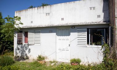 Amplio y arbolado terreno con casa