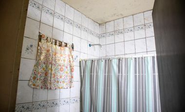 Amplio y arbolado terreno con casa