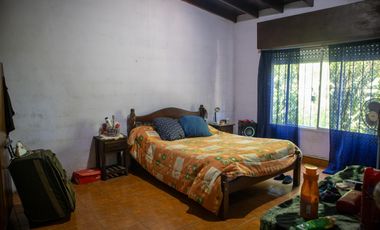 Amplio y arbolado terreno con casa