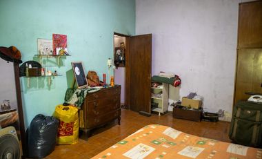 Amplio y arbolado terreno con casa
