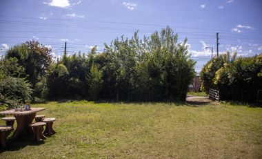 Amplio y arbolado terreno con casa