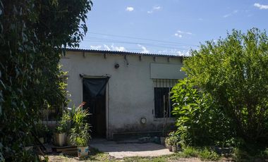 Amplio y arbolado terreno con casa