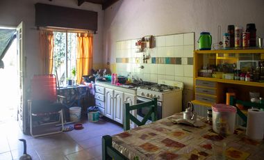 Amplio y arbolado terreno con casa